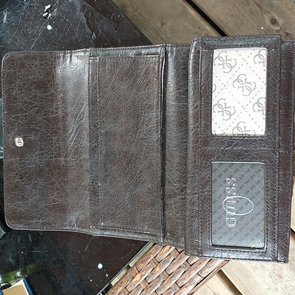 GUESS Organizer Wallet Leopard - Picture 8 of 15